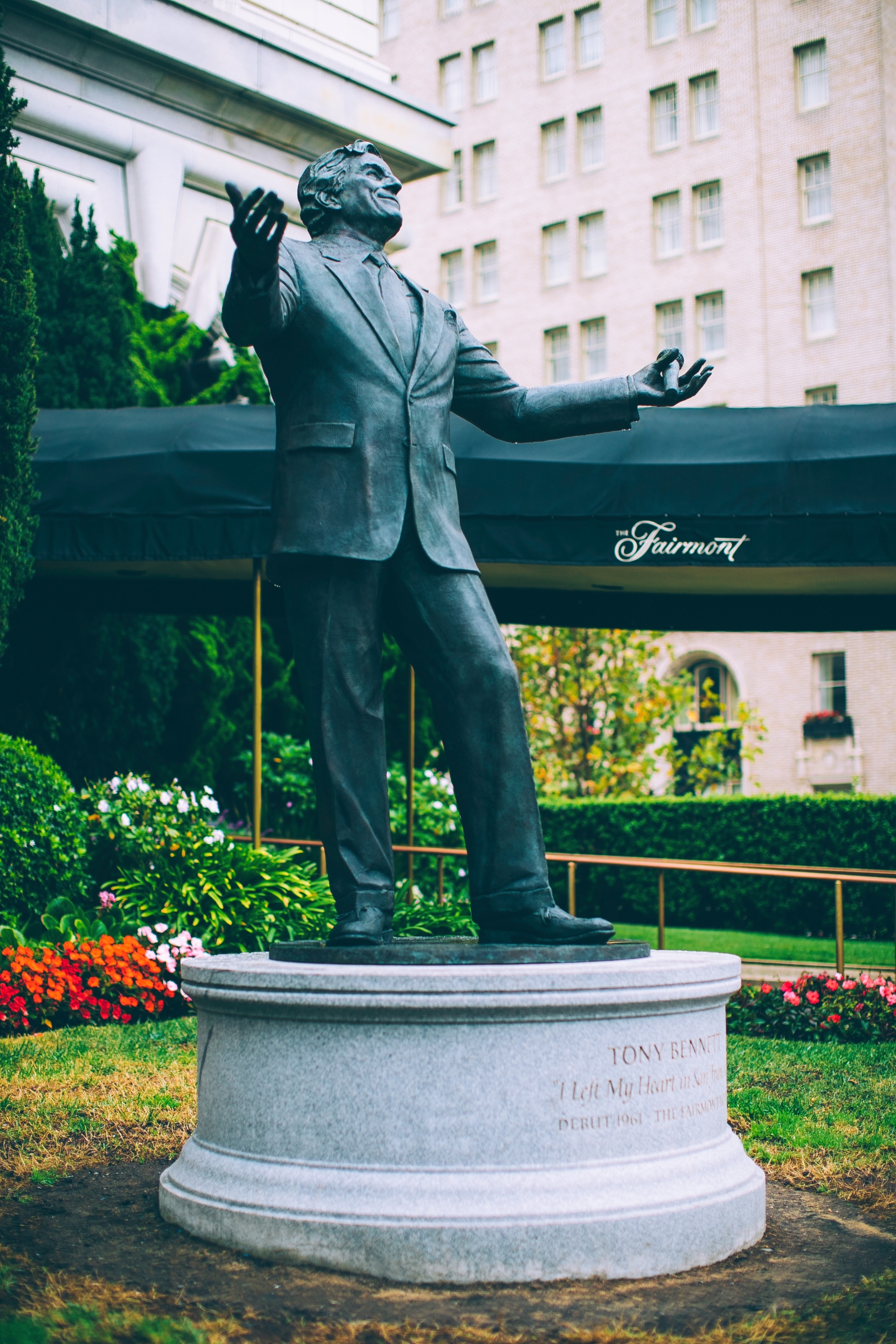 statue of tony bennet